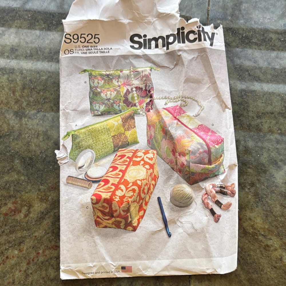 Simplicity S9525 Pattern zippered cases   Bags
